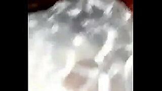 cholita peruana mamando y tragando leche