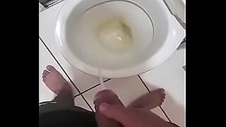 pissing babe gives herself golden shower