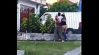 dominicana singando en la calle