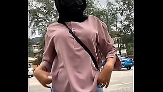 awek tudung merah dalam tandas