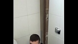 mulheres mijando e cagando no banheiro