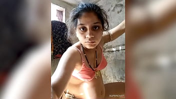 desi indian aunty peeing outdoor