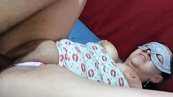 se duerme y cuando despierta mira que el hijo sela esta follando