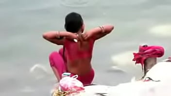 indian aunty hot blouse bathing