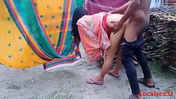 desi indian aunty peeing outdoor