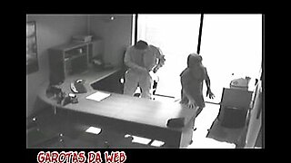 madre goldafollando en la cocina con su hijo