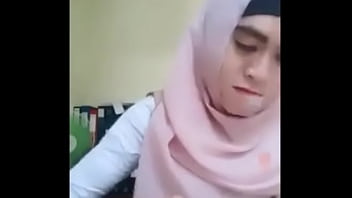 awek melayu pakai tudung tayang tetek