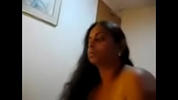 desi indian aunty peeing outdoor