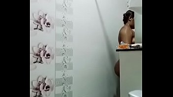 sara khan bath tub video