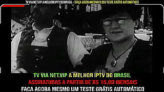 novinha com short atolado e mostrando polpa